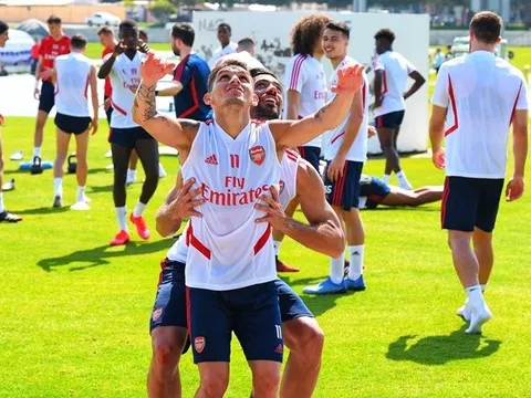 Tân binh Arsenal quá khổng lồ, nhấc bổng 'quái thú trung tuyến' như không