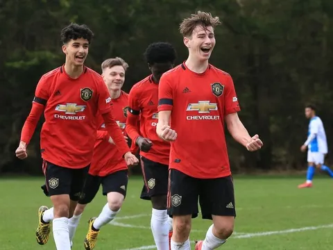 Tân binh ghi bàn ra mắt, Man Utd thắng sít sao