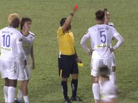 Tân binh HAGL gửi thông điệp đến NHM sau chiếc thẻ đỏ trong trận TP.HCM