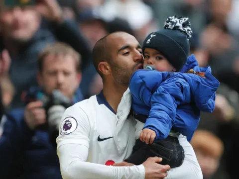Tạo kỉ lục hiếm có, Lucas Moura vẫn ăn mừng theo cách bình dị nhất