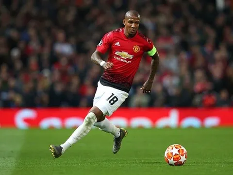 Tạt 'không trúng phát nào', Young đã gửi 1 thông điệp mạnh mẽ cho Ed Woodward