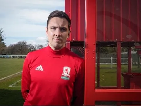 "Thánh tạt bóng" Premier League: Young vẫn thua một người