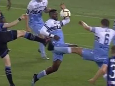 “Thật bất công! Pha bóng ấy đã lấy đi tất cả niềm tin vào VAR”