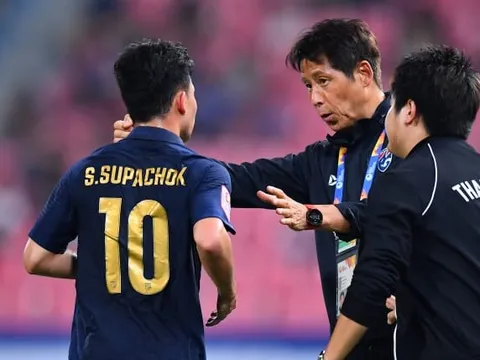 Thấy gì từ việc người Thái chi “núi tiền” gia hạn với HLV Akira Nishino?