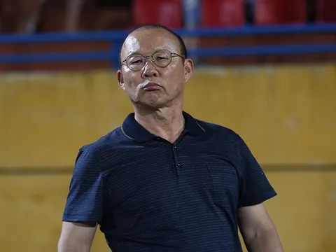 Thầy Park hớt hải tìm học trò trên sân Hàng Đẫy