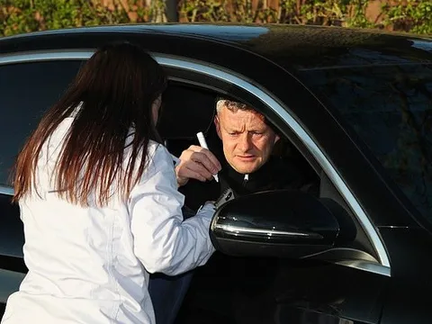 Quỷ đỏ thi đấu ngoan cường, Solskjaer được fan nữ "theo đuôi" đến tận sân tập