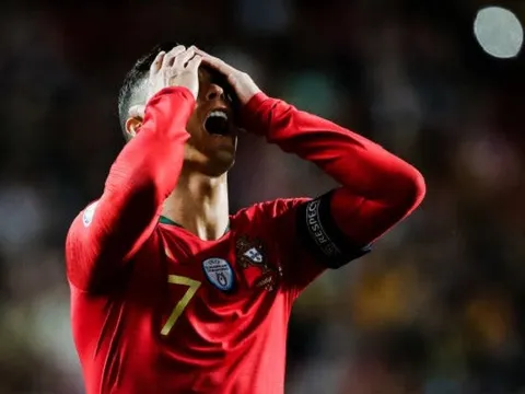 Thi đấu thất vọng, Ronaldo tìm đến người không ngờ để phàn nàn