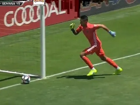 Thủ môn ở MLS mắc sai lầm cười ra nước mắt khi cố gắng chơi bóng bằng chân