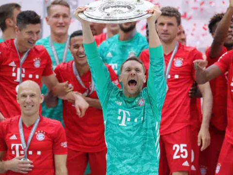Thủ quân Neuer hành động cao cả trong lễ nâng cúp Bayern