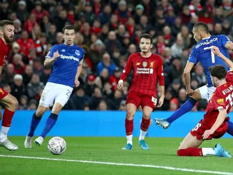 Thua "bọn trẻ" Liverpool, Ancelotti nổi điên trong phòng thay đồ