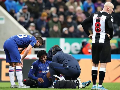 Thua sốc, Chelsea còn nhận thêm hung tin