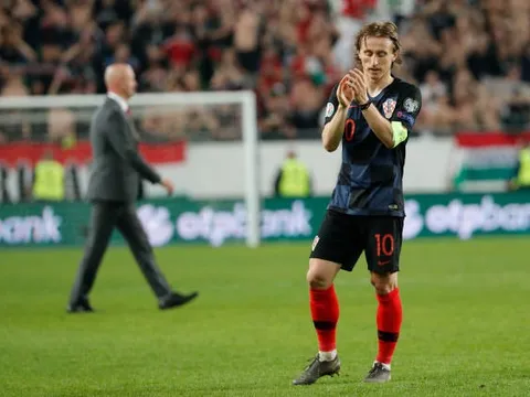 Thua sốc Hungary, Quả Bóng Vàng và các đồng đội tự làm khó mình