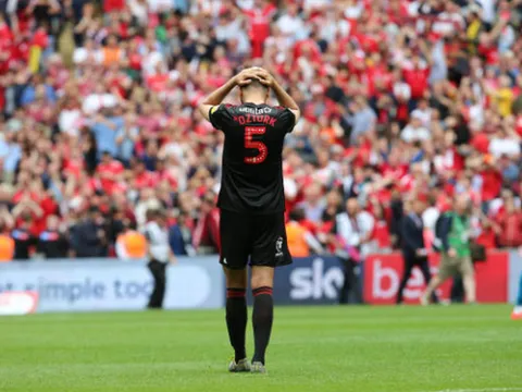 Thủng lưới phút bù giờ, 'Mèo đen' vẫn ở rất xa Premier League