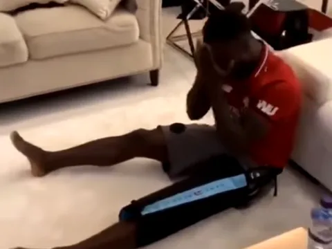 Thương binh Liverpool ăn mừng 'khó đỡ' sau khi đội nhà tạo địa chấn