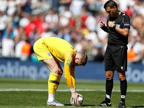 Sau Neuer 2013, nước Anh lại chứng kiến một thủ thành dùng chiêu độc