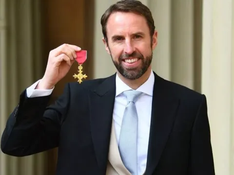 Thuyền trưởng Tam Sư đầy thu hút với "phụ kiện" đặc biệt ở Buckingham