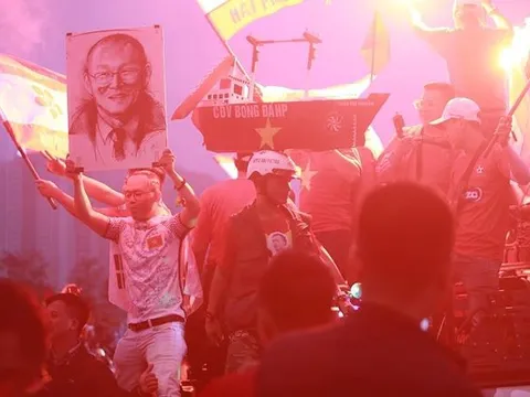 Pháo sáng cháy tưng bừng trước trận U23 Việt Nam chiến "Voi rừng" Thái Lan