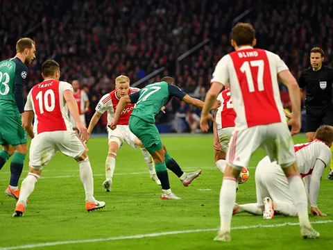 Tiền vệ Ajax phá bóng trong tay thủ môn đội nhà giúp Tottenham ghi bàn