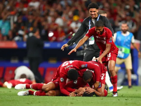 Tiếng còi kết thúc vừa vang lên, cầu thủ Liverpool này liền bị 'hành hạ'