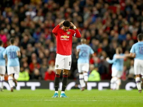 Tiếng la ó vang vọng khắp Old Trafford