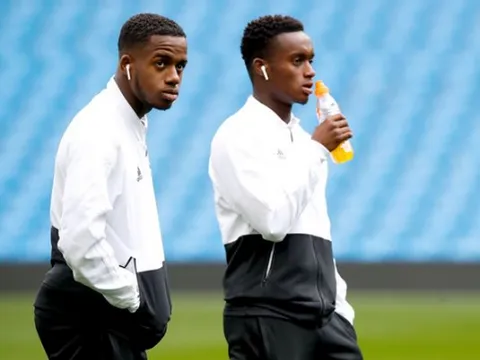 Mục tiêu Man United vẫn còn một người anh sinh đôi tài năng chẳng kém