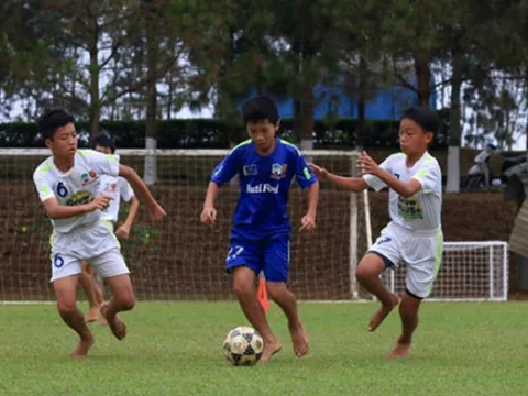 Điểm tin bóng đá Việt Nam sáng 18/03: Em họ Công Phượng xuất sắc hơn cả "Siêu nhân nhí"