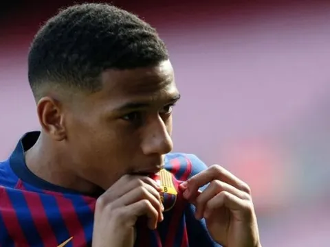 Sao Barca đề nghị CLB cài điều khoản mua lại trước khi đến Milan