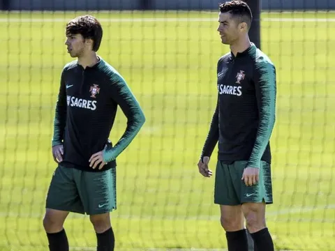 'Tôi chẳng nhớ Ronaldo nói gì, vì tâm trí chỉ nghĩ về việc ngồi cạnh anh ấy'