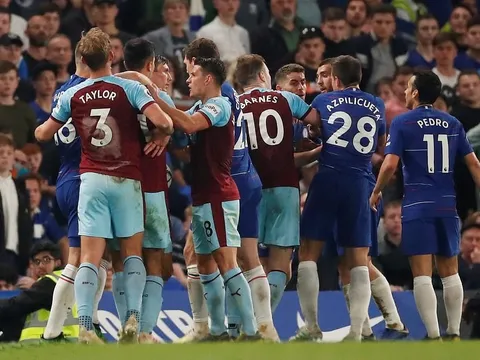 Hòa bất lực, Sarri nóng máu cùng các học trò lao vào gây gỗ với đội khách