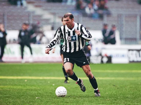 Top 9 tiền vệ công hay nhất 25 năm qua: Có Mata, không Zidane!