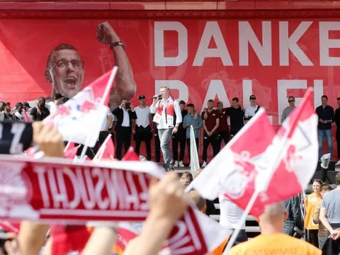 Trắng tay hoàn toàn, CLB này vẫn ăn mừng hoành tráng