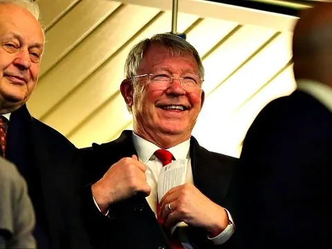Trên khán đài, Sir Alex phản ứng ra sao khi M.U đè bẹp Chelsea?