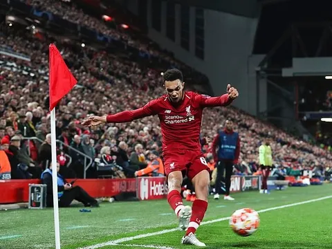 Trent Alexander-Arnold tạo ra 'cú lừa' cực gắt, biến hàng thủ Barca thành trò hề