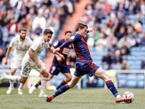 Trình độ Barca B vẫn đủ biến Varane thành 'trò hề'