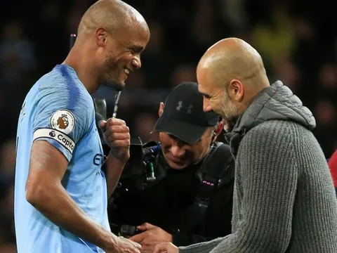 Trò cưng của Pep chia tay, sao Man City thay nhau viết lời đẫm nước mắt