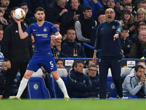 Trò cưng HLV Sarri nói lời phũ phàng, ngăn cản thầy về Juventus