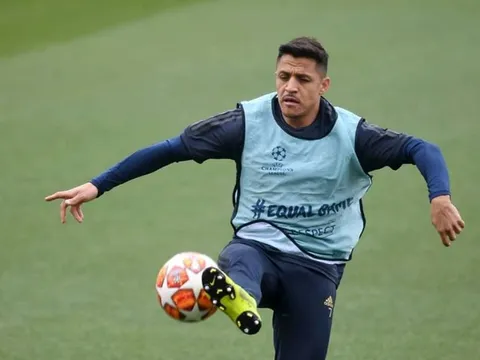 'Ông già' Alexis Sanchez vất vả khống chế bóng ở Camp Nou