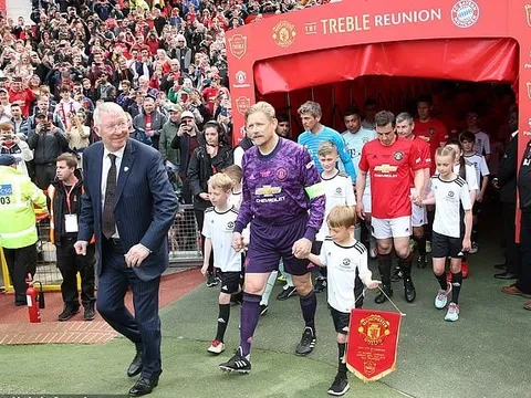 Trở lại dẫn dắt Man Utd, Sir Alex được chào đón nồng nhiệt