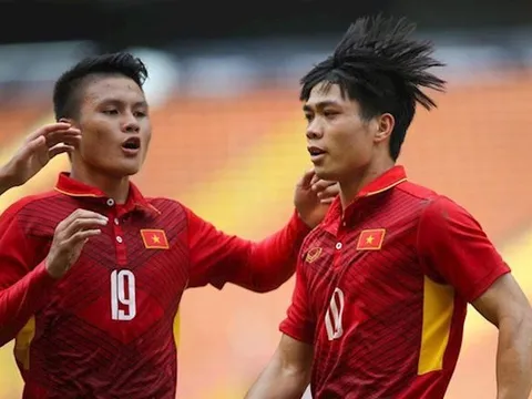 Trở lại Việt Nam, thầy Park đi xem cuộc tỷ thí giữa Quang Hải và Công Phượng