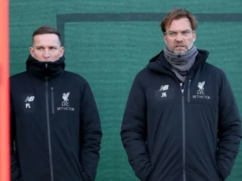 Trợ lý Klopp tố bị Liverpool "bắt cóc" khỏi Man Utd