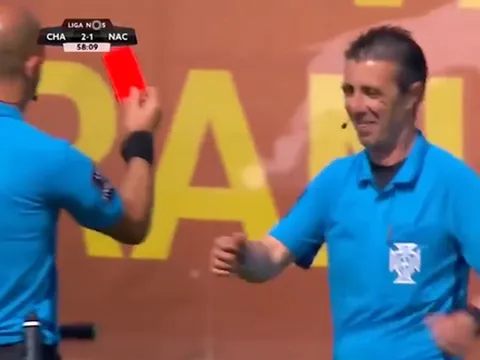 Trớ trêu! Trọng tài biên bị trọng tài chính phạt thẻ đỏ