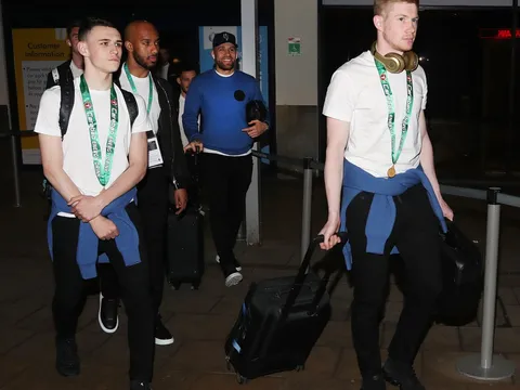 Trở về từ London, dàn sao Man City tiếp tục khoe huy chương