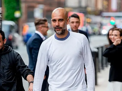 Trốn học trò, Pep Guardiola đi ăn mừng tại nhà hàng của sao Man United