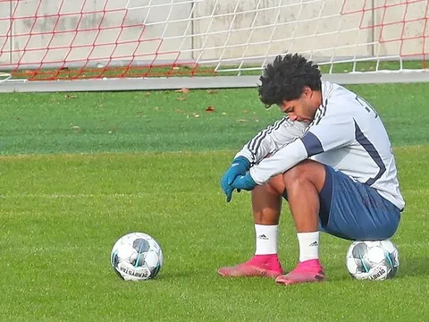 Trụ cột thất thần, ngồi gục 1 chỗ khiến Bayern không khỏi lo lắng