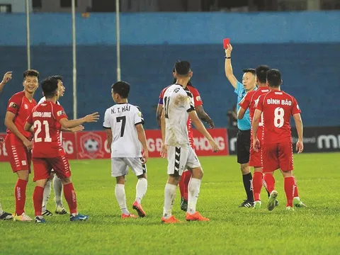 Trọng tài V-League rút nhầm thẻ đỏ bị treo còi