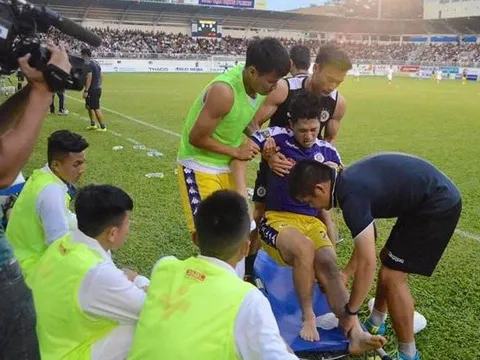 Trung vệ Đình Trọng sẽ sang Singapore điều trị chấn thương