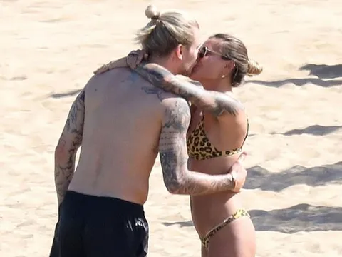 Từ chối tham dự trận chung kết, 'tội đồ' Liverpool du hí cùng bạn gái