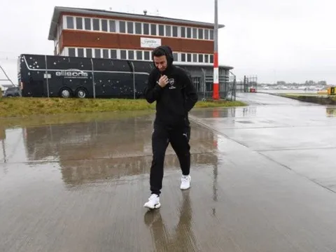 Tương lai mờ mịt, Mkhitaryan lầm lũi lên máy bay rời London