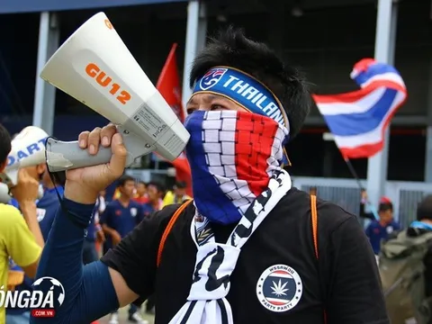 Ủng hộ Thái Lan, CĐV bất chấp thời tiết, "hóa ninja" ngoài sân vận động