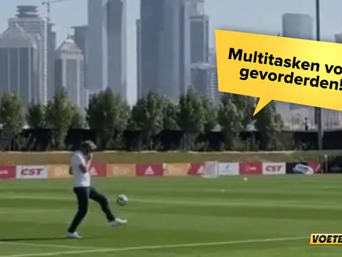 Van der Sar 49 tuổi vừa nghe điện thoại vừa tâng bóng điệu nghệ